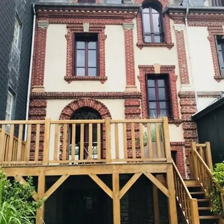Holiday home La Petite Jacqueline, Maison Classee 3 Etoiles, Hyper Centre Face *